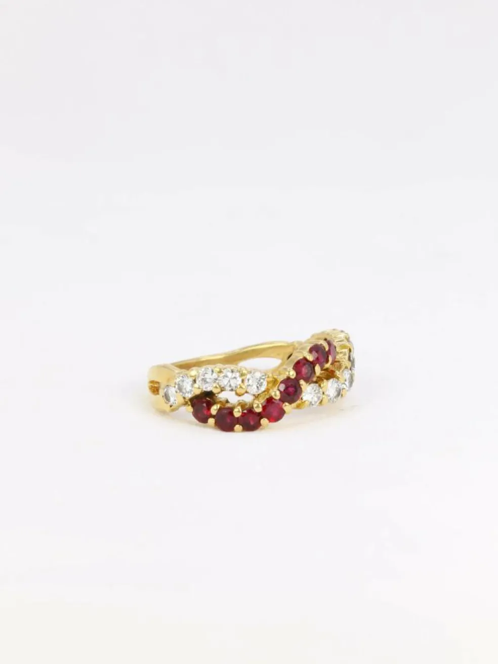 Bague vintage torsadée en or, diamants et rubis