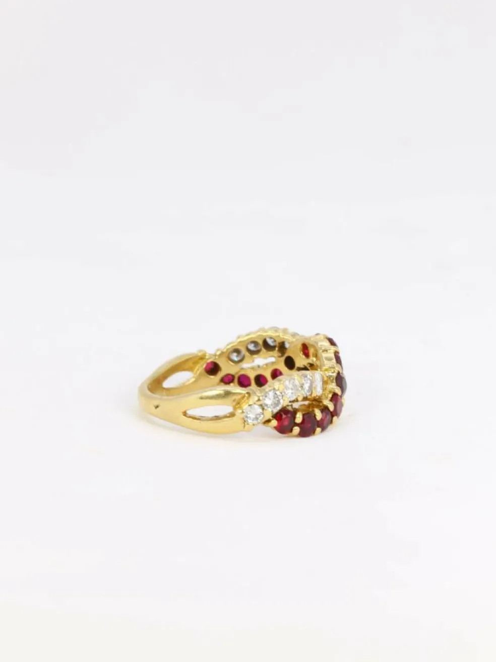 Bague vintage torsadée en or, diamants et rubis