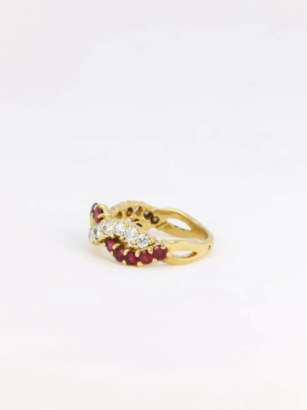Bague vintage torsadée en or, diamants et rubis