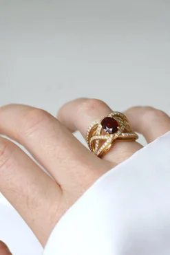 Bague Volutes or jaune, rubis et diamants