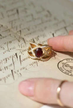 Bague Volutes or jaune, rubis et diamants