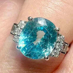 Bague zircon bleu naturel diamants