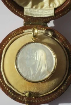 BECKER médaille vintage Vierge nacre or