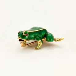 BOUCHERON - Broche Grenouille en or jaune, rubis, diamants, émail