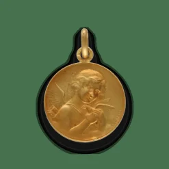 BOUCHERON - Médaille ange amour à la colombe en or jaune massif