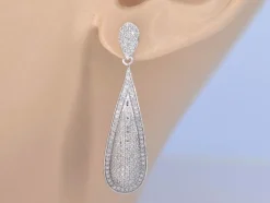 Boucle d'oreille en or blanc sertie de diamants