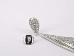 Boucle d'oreille en or blanc sertie de diamants
