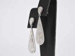 Boucle d'oreille en or blanc sertie de diamants