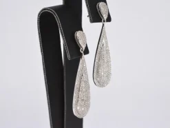 Boucle d'oreille en or blanc sertie de diamants