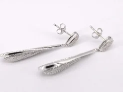 Boucle d'oreille en or blanc sertie de diamants