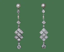 Boucles d’oreille Art Déco 1925 en platine, diamants et perles fines.