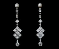 Boucles d’oreille Art Déco 1925 en platine, diamants et perles fines.