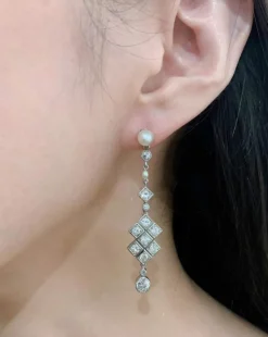 Boucles d’oreille Art Déco 1925 en platine, diamants et perles fines.