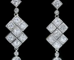 Boucles d’oreille Art Déco 1925 en platine, diamants et perles fines.