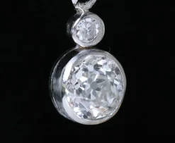 Boucles d’oreille Art Déco 1925 en platine, diamants et perles fines.