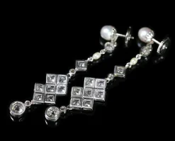 Boucles d’oreille Art Déco 1925 en platine, diamants et perles fines.