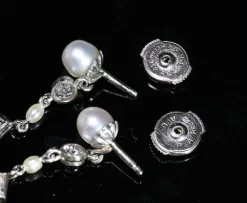 Boucles d’oreille Art Déco 1925 en platine, diamants et perles fines.