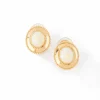 Boucles d'oreille en or jaune et opales d'Australie.