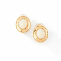 Boucles d'oreille en or jaune et opales d'Australie.