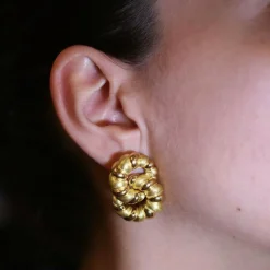 Boucles d’oreille en or jaune enlacés et torsadés. Roger Lebenstein