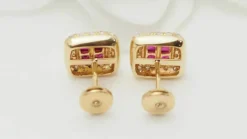 Boucles d'oreille en or jaune, rubis et diamants