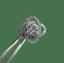 BOUCLES D'OREILLES DIAMANTS MOTIF "ROSE"