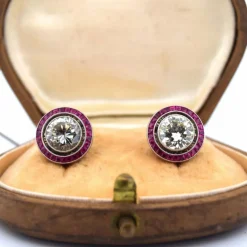 Boucles d'oreilles anciennes en or blanc, diamants et rubis