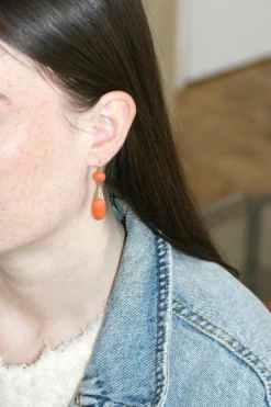Boucles d'oreilles anciennes or jaune, goutte corail et diamant