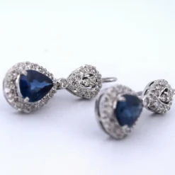 Boucles d'oreilles anciennes en or avec saphirs et diamants