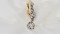 Boucles d'oreilles anciennes en or jaune et diamants