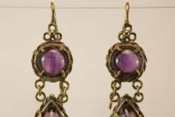 Boucles d'oreilles anciennes en or et améthyste