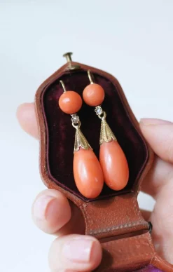 Boucles d'oreilles anciennes or jaune, goutte corail et diamant