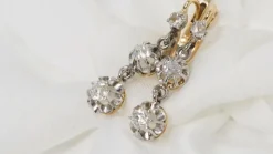 Boucles d'oreilles anciennes en or jaune et diamants