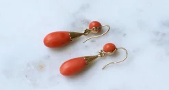 Boucles d'oreilles anciennes or jaune, goutte corail et diamant
