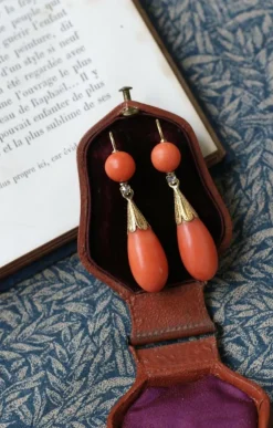 Boucles d'oreilles anciennes or jaune, goutte corail et diamant