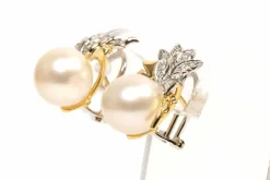 Boucles d'oreilles années 70 or jaune et blanc, perles et diamants