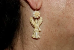 Boucles d'oreilles antiques en or sculptées en ivoire