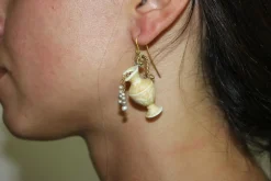Boucles d'oreilles antiques en or sculptées en ivoire