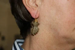 Boucles d'oreilles antiques en or sculpté de lave
