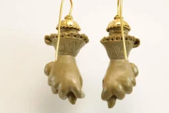 Boucles d'oreilles antiques en or sculptées dans la lave