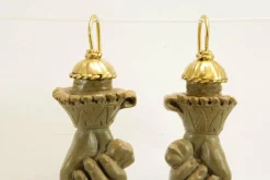 Boucles d'oreilles antiques en or sculpté de lave