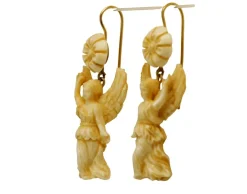 Boucles d'oreilles antiques en or sculptées en ivoire