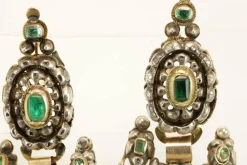 Boucles d'oreilles antiques en or jaune émeraude et diamant