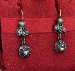 Boucles d'oreilles antiques de l'époque victorienne