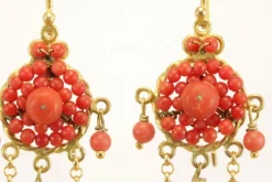 Boucles d'oreilles antiques en or corail