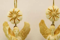 Boucles d'oreilles antiques en or sculptées en ivoire