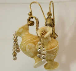 Boucles d'oreilles antiques en or sculptées en ivoire