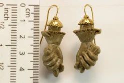 Boucles d'oreilles antiques en or sculpté de lave