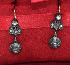 Boucles d'oreilles antiques de l'époque victorienne