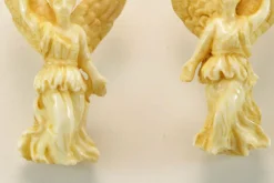 Boucles d'oreilles antiques en or sculptées en ivoire